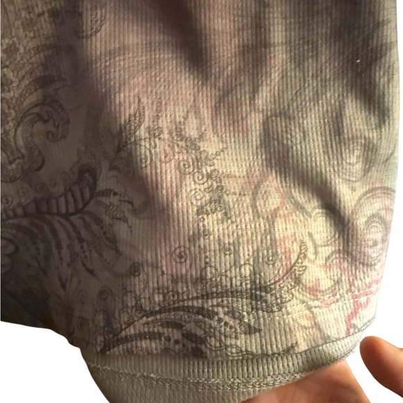 Appropriate Behavior Silver Baroque Scroll Print Long Sleeve Top – Size 1X - Picture 7 of 11